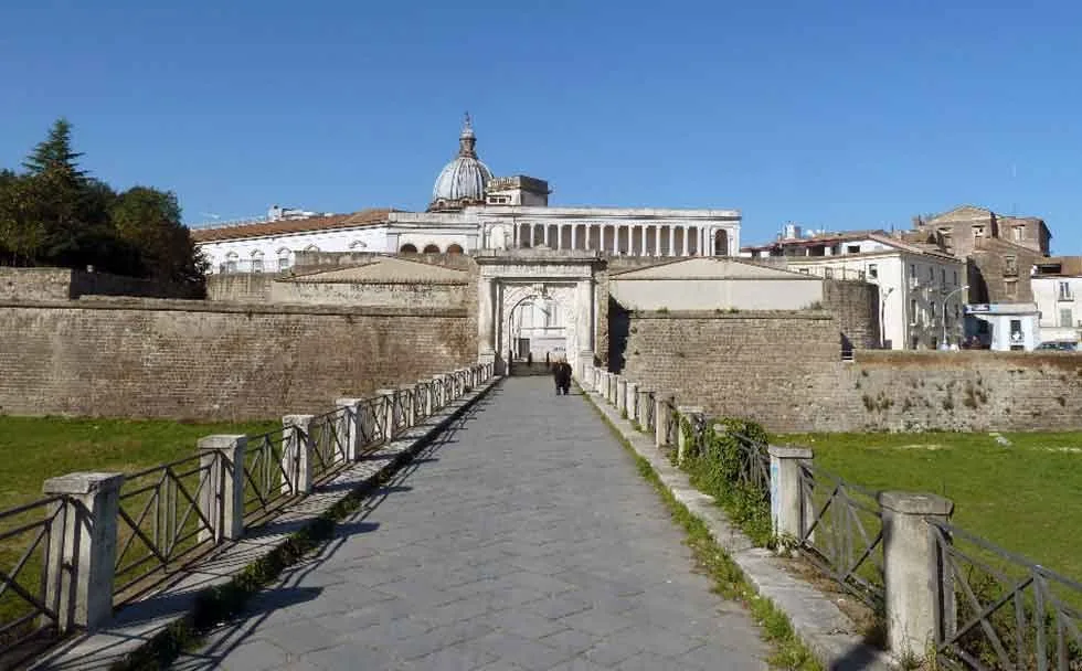 Mura e bastione cinquecentesco del centro storico di Capua in Campania