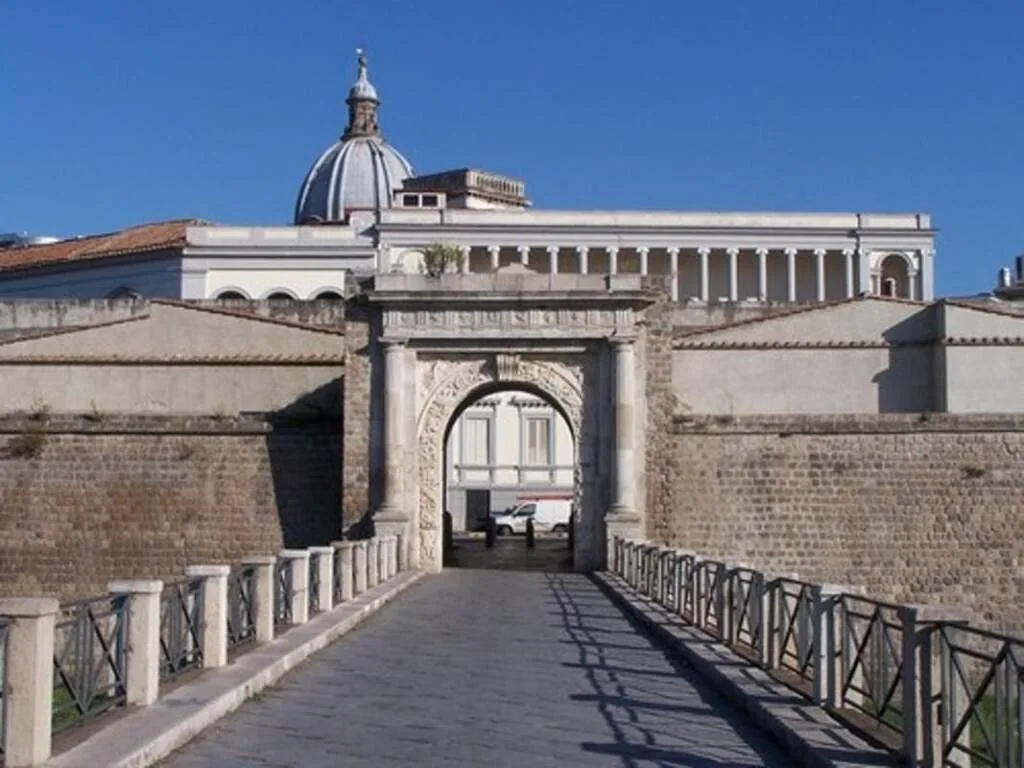 Porta Napoli, ingresso monumentale al centro storico di Capua in Campania